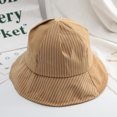 Pălărie de damă cu dungi în mai multe culori diferite