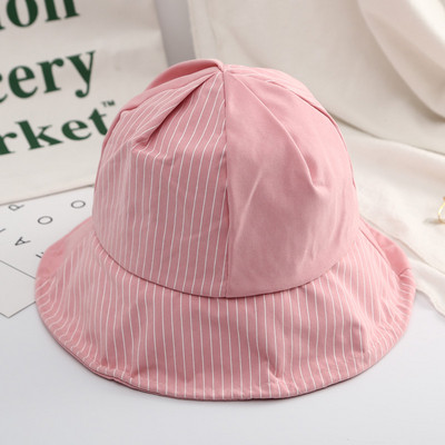 Pălărie de damă cu dungi în mai multe culori diferite