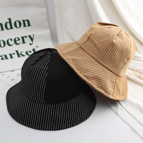 Pălărie de damă cu dungi în mai multe culori diferite