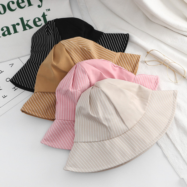 Pălărie de damă cu dungi în mai multe culori diferite