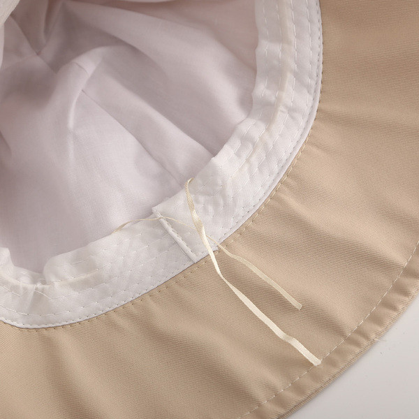 Pălărie de damă cu dungi în mai multe culori diferite