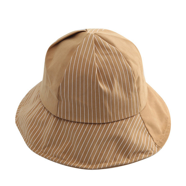 Pălărie de damă cu dungi în mai multe culori diferite