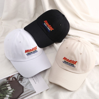 Дамска шапка с козирка и бродерия 