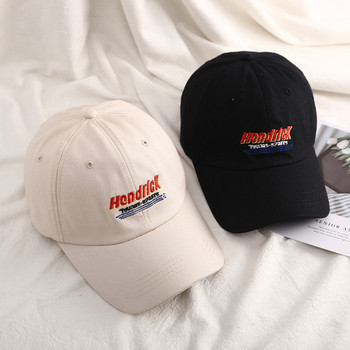 Дамска шапка с козирка и бродерия 