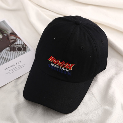 Дамска шапка с козирка и бродерия 