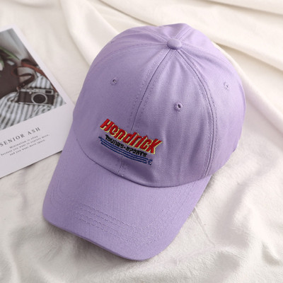 Дамска шапка с козирка и бродерия 