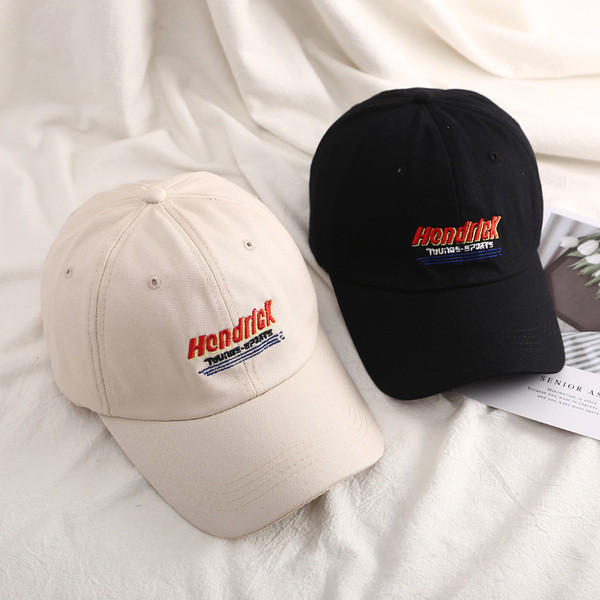 Дамска шапка с козирка и бродерия 