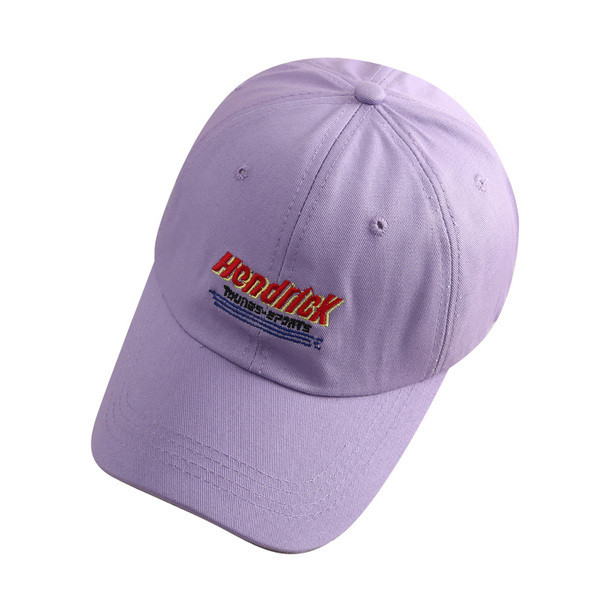 Дамска шапка с козирка и бродерия 