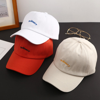 Дамска шапка с козирка в няколко различни цвята