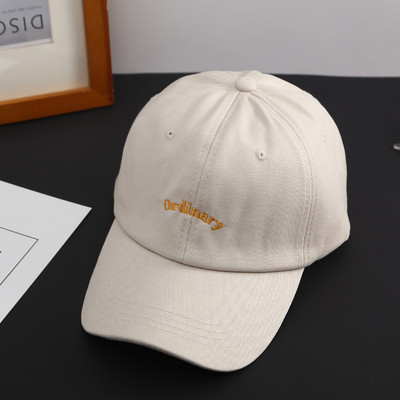 Дамска шапка с козирка в няколко различни цвята