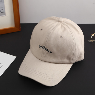 Дамска шапка с козирка в няколко различни цвята