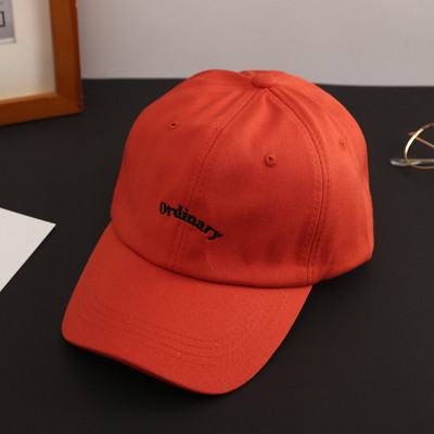 Дамска шапка с козирка в няколко различни цвята