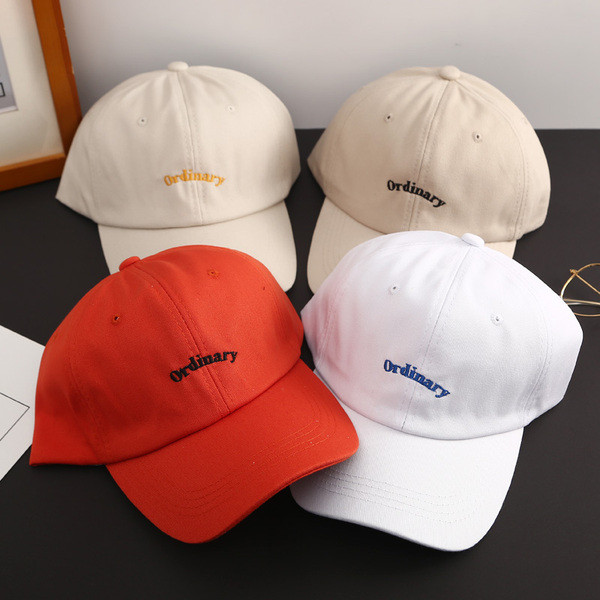 Дамска шапка с козирка в няколко различни цвята 