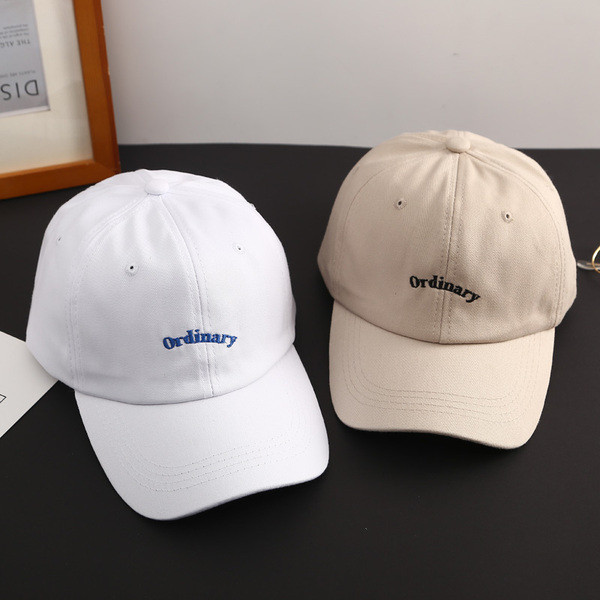 Дамска шапка с козирка в няколко различни цвята 