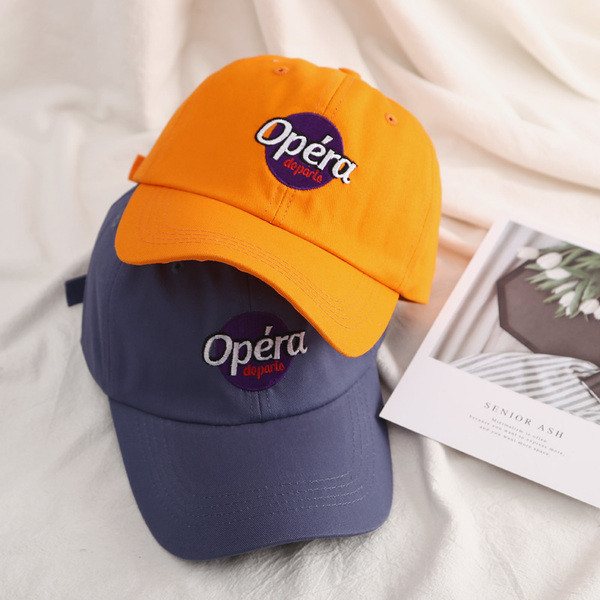 Дамска лятна шапка с козирка и бродерия 