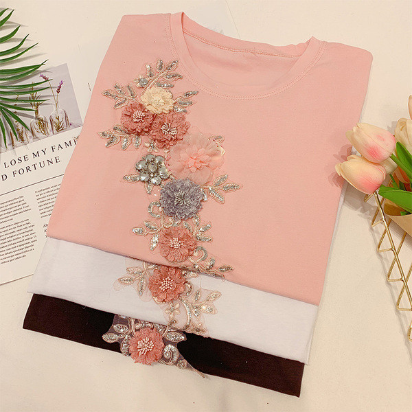 Tricou de damă modern cu flori element 3D