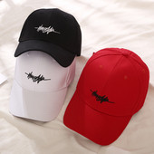 Palarie sport de dama cu vizor si broderie - inscriptie