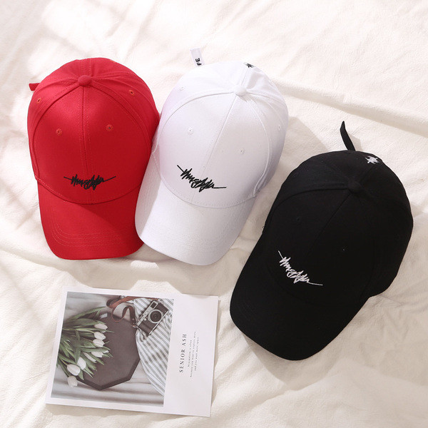 Palarie sport de dama cu vizor si broderie - inscriptie