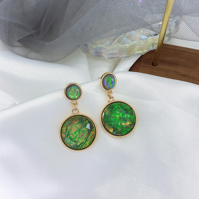 Cercei moderni de dama in verde si alb