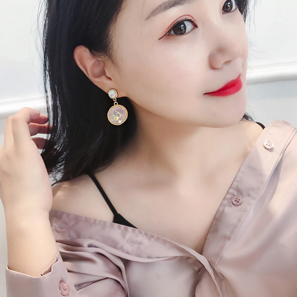 Cercei moderni de dama in verde si alb