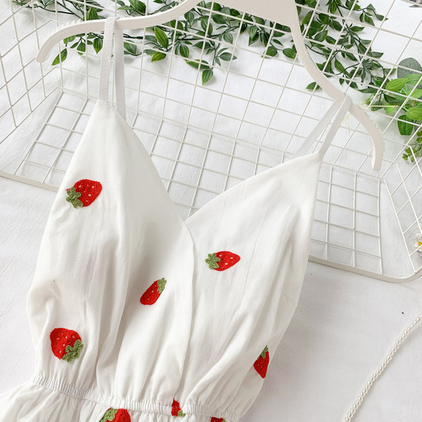 Лятна дамска рокля разкроен модел с тънки презрамки в бял цвят