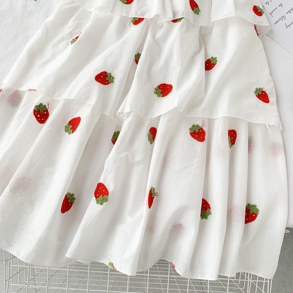 Лятна дамска рокля разкроен модел с тънки презрамки в бял цвят