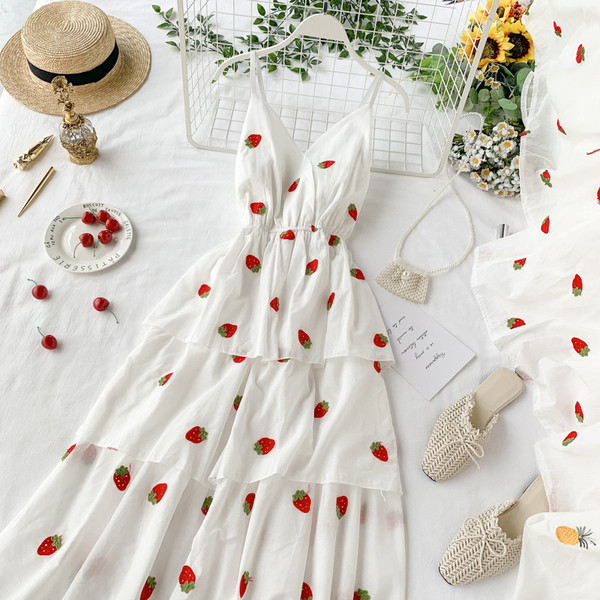 Лятна дамска рокля разкроен модел с тънки презрамки в бял цвят