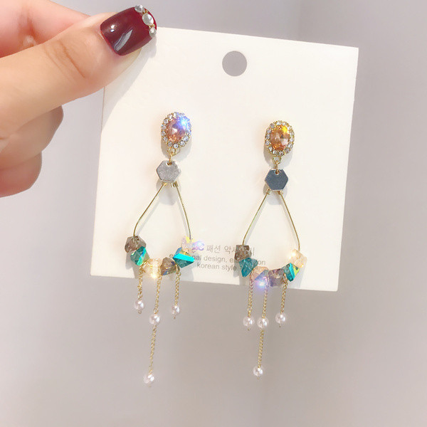 Cercei de dama actuali cu perle si pietre colorate