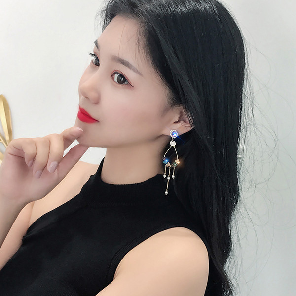 Cercei de dama actuali cu perle si pietre colorate