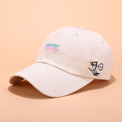 Дамска шапка в няколко цвята с бродерия 