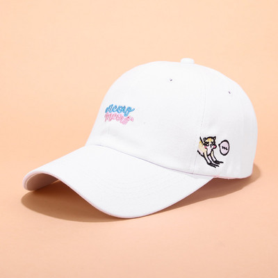 Дамска шапка в няколко цвята с бродерия 