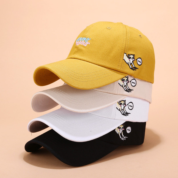 Дамска шапка в няколко цвята с бродерия 