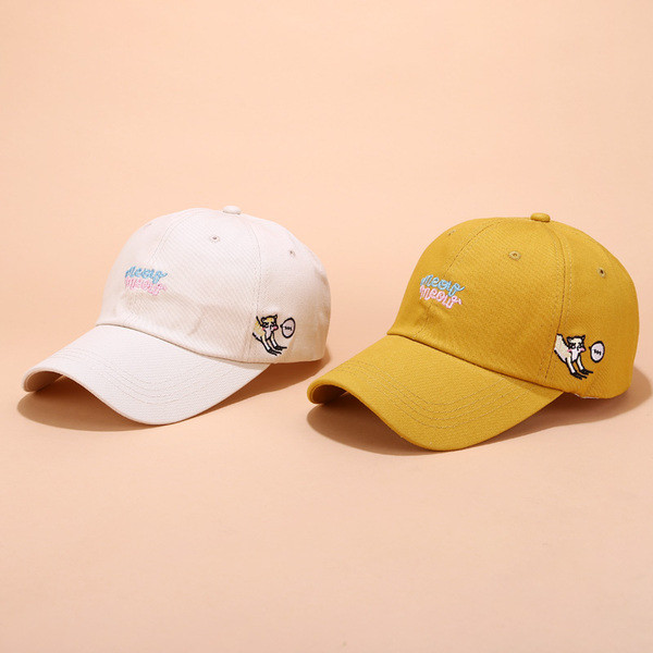 Дамска шапка в няколко цвята с бродерия 