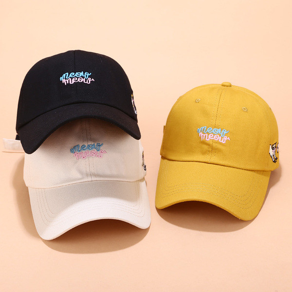 Дамска шапка в няколко цвята с бродерия 