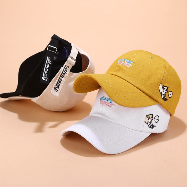 Дамска шапка в няколко цвята с бродерия 