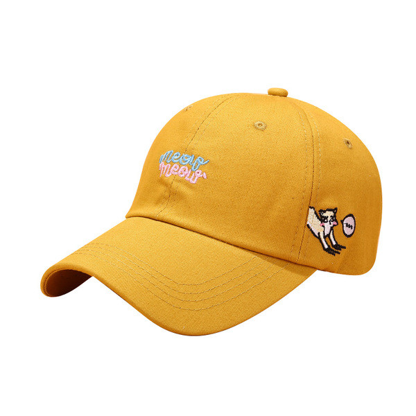 Дамска шапка в няколко цвята с бродерия 