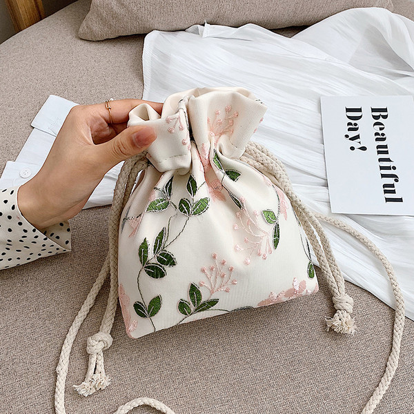 Geanta dama cu broderie in trei culori