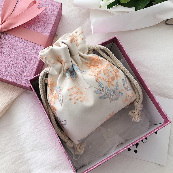 Geanta dama cu broderie in trei culori