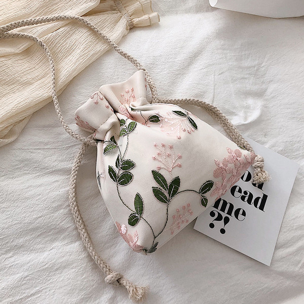 Geanta dama cu broderie in trei culori