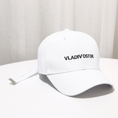 Дамска ежедневна шапка с бродерия-надпис в три цвята 