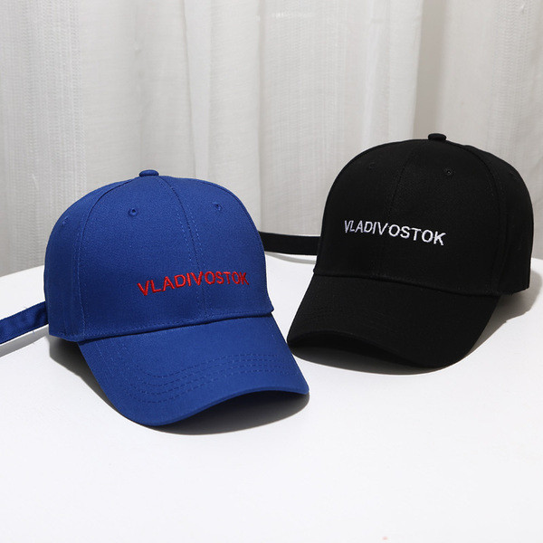 Дамска ежедневна шапка с бродерия-надпис в три цвята 