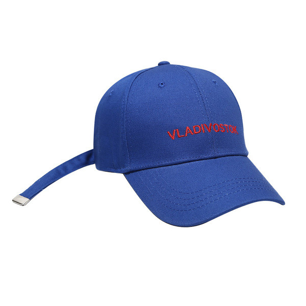 Дамска ежедневна шапка с бродерия-надпис в три цвята 