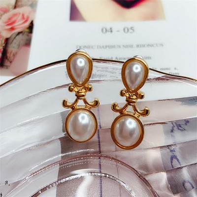 Cercei eleganti de dama de culoare auriu si perle