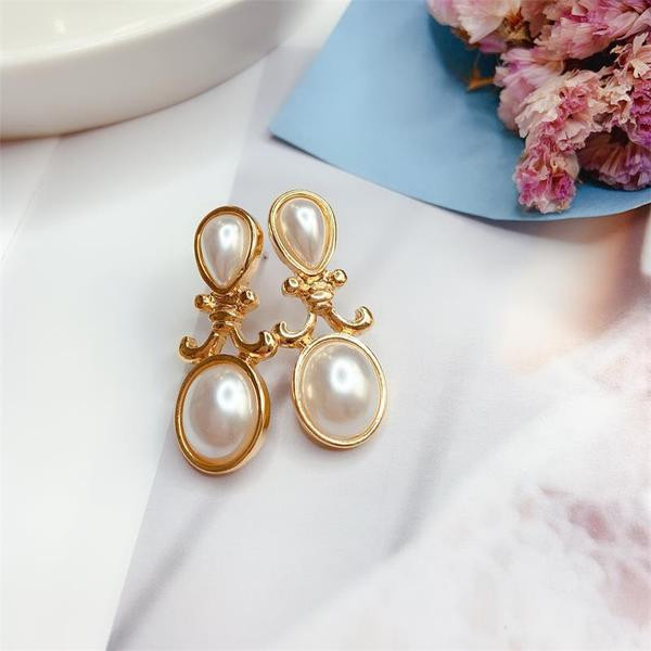 Cercei eleganti de dama de culoare auriu si perle