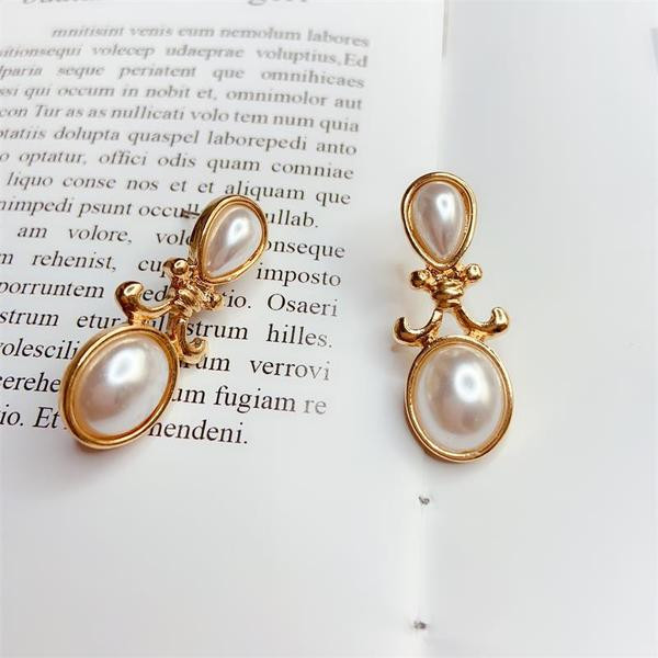 Cercei eleganti de dama de culoare auriu si perle