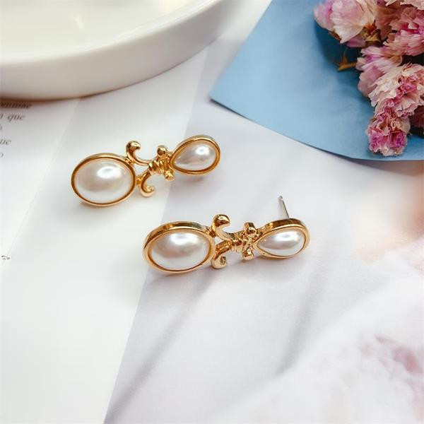 Cercei eleganti de dama de culoare auriu si perle