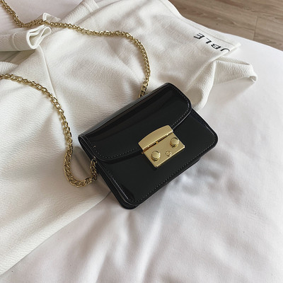 O geantă mică de damă cu mâner metalic în mai multe culori