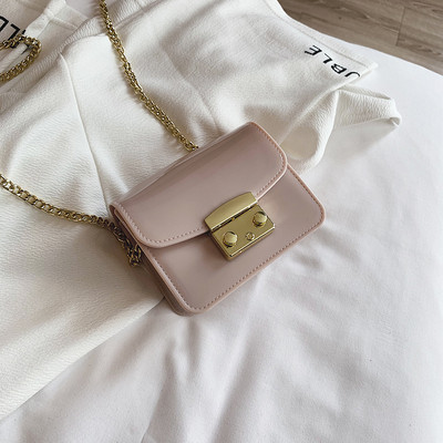 O geantă mică de damă cu mâner metalic în mai multe culori