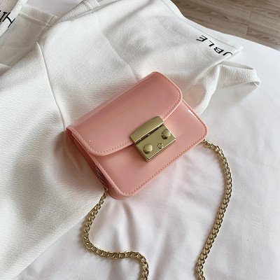 O geantă mică de damă cu mâner metalic în mai multe culori