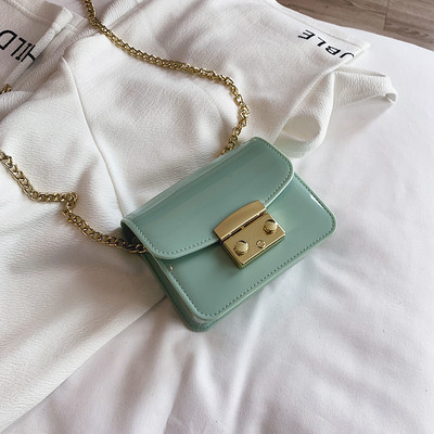 O geantă mică de damă cu mâner metalic în mai multe culori